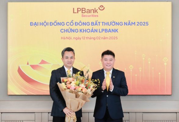 Ông Nguyễn Đức Thụy, Chủ tịch HĐQT LPBank (phải) – đại diện vốn góp tại LPBS chúc mừng ông Nguyễn Duy Khoa, tân Chủ tịch HĐQT LPBS