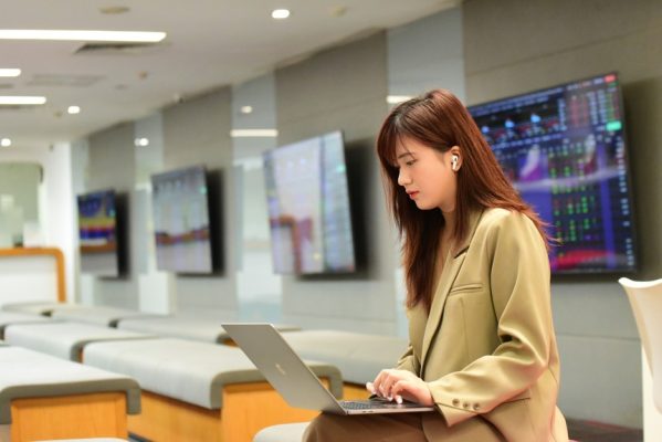 Giao dịch chứng khoán sáng 12/2: Dòng tiền chuyển qua cổ phiếu vừa và nhỏ, VN-Index "loanh quanh" mốc 1.270 điểm