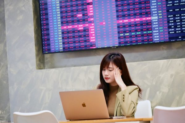 Giao dịch chứng khoán sáng 28/2: Cổ phiếu thép suy yếu, dòng bank "níu chân" thị trường
