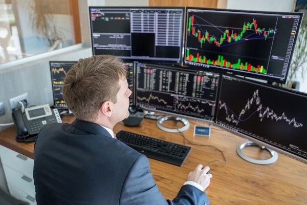 Nhà đầu tư ngoại giảm tới gần 80% giá trị bán ròng trong phiên 18/2