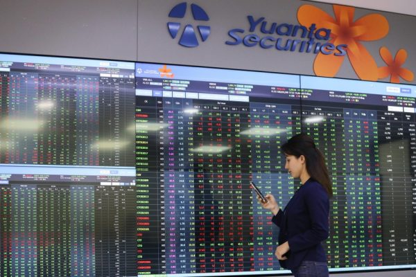 Giao dịch chứng khoán sáng 14/2: Sắc xanh nở rộ, VN-Index tiếp tục tiến bước