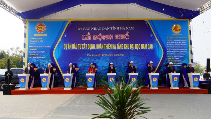 Các đại biểu chính thức nhấn nút động thổ dự án