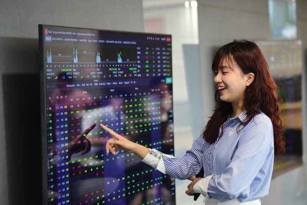 Phiên giao dịch sáng 23/4: Nhóm bất động sản khởi sắc, VN-Index tăng 12,5 điểm