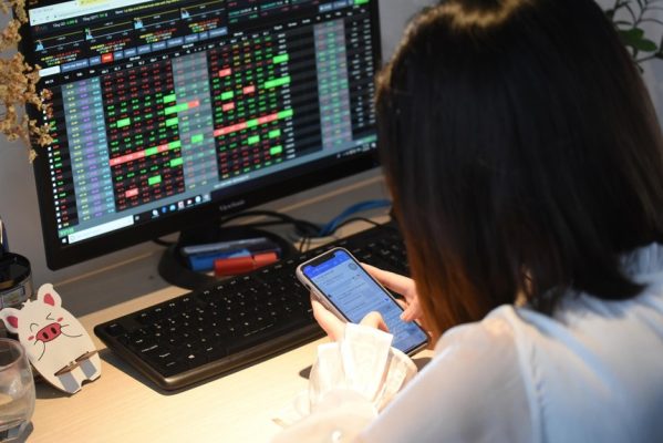 Giao dịch chứng khoán sáng 18/4: Thị trường khởi sắc, cổ phiếu SHB nổi sóng lớn