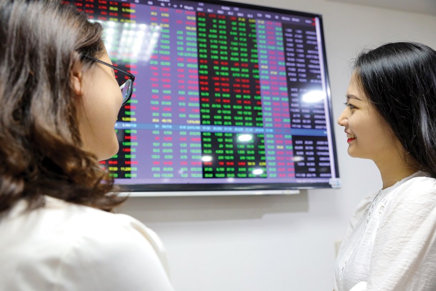 Giao dịch chứng khoán sáng 28/5: Thị trường tiếp tục khởi sắc, nhóm cổ phiếu dầu khí tăng mạnh