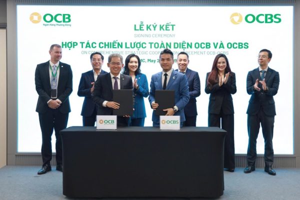 Ông Phạm Hồng Hải – Tổng Giám đốc OCB và Ông Nguyễn Đức Quân Tùng – Thành viên HĐQT kiêm Tổng Giám đốc OCBS đại diện ký kết thỏa thuận hợp tác chiến lược toàn diện