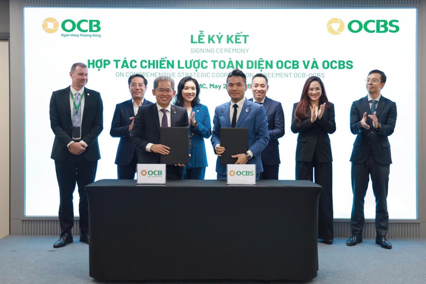 Ông Phạm Hồng Hải – Tổng Giám đốc OCB và Ông Nguyễn Đức Quân Tùng – Thành viên HĐQT kiêm Tổng Giám đốc OCBS đại diện ký kết thỏa thuận hợp tác chiến lược toàn diện