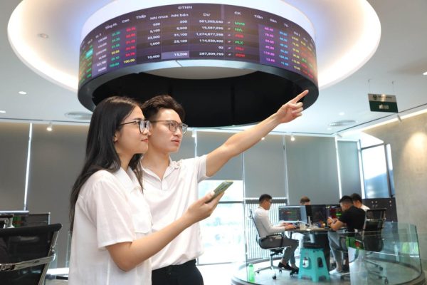 Giao dịch chứng khoán sáng 20/6: VN-Index rung lắc nhẹ, dòng bank giao dịch sôi động