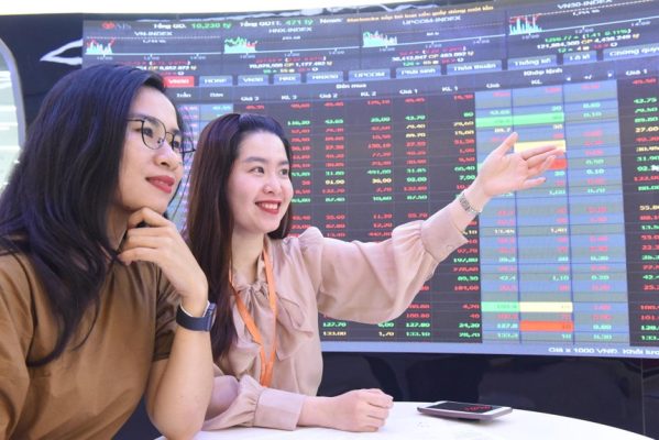 Góc nhìn chuyên gia chứng khoán tuần mới: Chiến lược đầu tư phù hợp trước những biến động mới