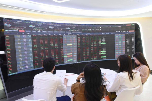 Phiên giao dịch chứng khoán sáng 18/6: Gặp thử thách