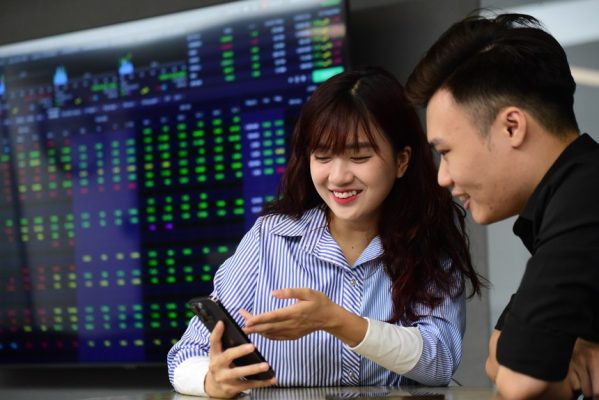 Giao dịch chứng khoán sáng 2/6: Cổ phiếu bất động sản vừa và nhỏ tăng tốc