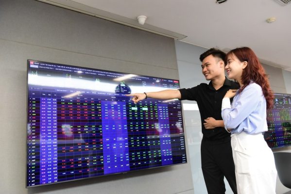 Phiên giao dịch sáng 4/6: Bộ đôi VIC-VHM khiến VN-Index đảo chiều