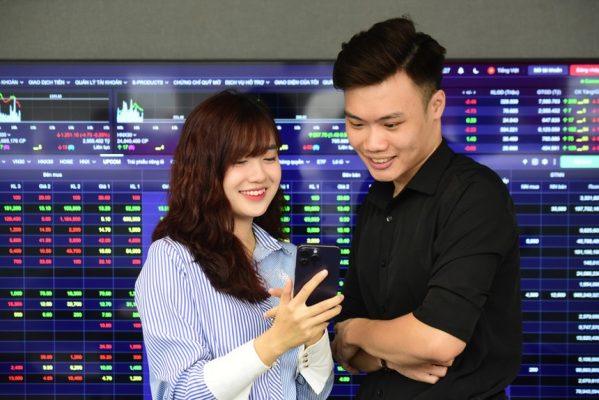 Giao dịch chứng khoán sáng 16/6: Nhóm cổ phiếu dầu khí nổi sóng