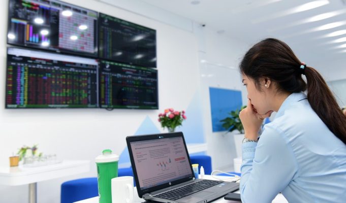 Thu nhập tính thuế từ chuyển nhượng chứng khoán được xác định bằng giá bán trừ giá mua và các khoản chi phí hợp lý liên quan đến việc tạo ra thu nhập từ chuyển nhượng chứng khoán trong kỳ tính thuế.