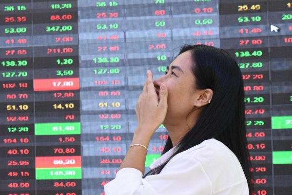 Giao dịch chứng khoán sáng 25/7: Cổ phiếu vừa và nhỏ nổi sóng, VN-Index tiến sát đỉnh lịch sử
