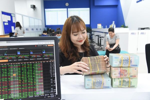 Giao dịch chứng khoán sáng 28/7: Cổ phiếu chứng khoán đua sắc tím, thị trường tiếp tục tăng tốc