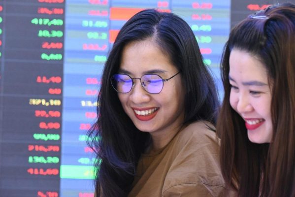 Giao dịch chứng khoán sáng 18/7: Áp lực chốt lời gia tăng, VN-Index quay đầu điều chỉnh