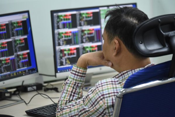 Theo dõi sát các nhóm ngành bất động sản, ngân hàng, chứng khoán và bán lẻ