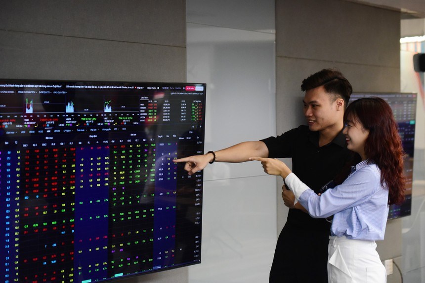Giao dịch chứng khoán sáng 21/7: Dòng tiền chảy mạnh, VN-Index một lần nữa thử sức với mốc 1.500 điểm