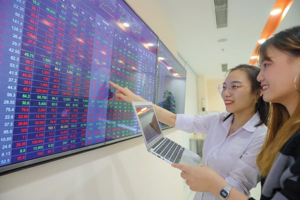 Ở thời điểm thị trường sôi động và tăng điểm, nhà đầu tư tập trung vào nhóm ngành được dòng tiền săn đón