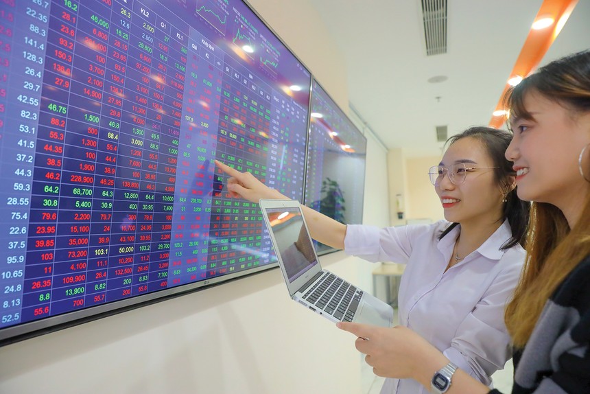 Ở thời điểm thị trường sôi động và tăng điểm, nhà đầu tư tập trung vào nhóm ngành được dòng tiền săn đón