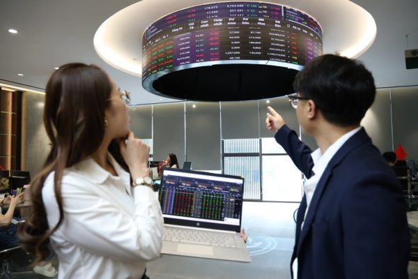 Phiên giao dịch sáng 27/8: VCB thay thế VIC dẫn dắt thị trường