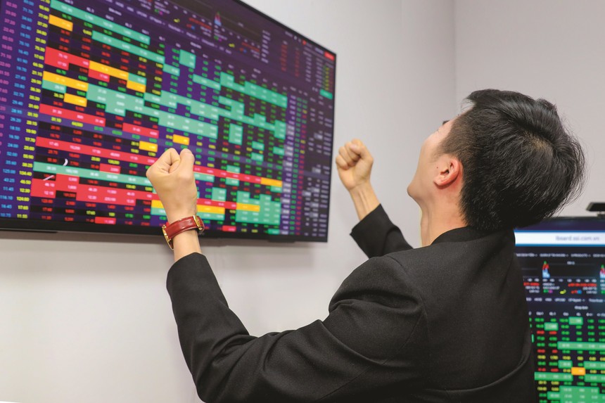 Cổ phiếu ngân hàng “tím lịm”, VN-Index tăng gần 30 điểm