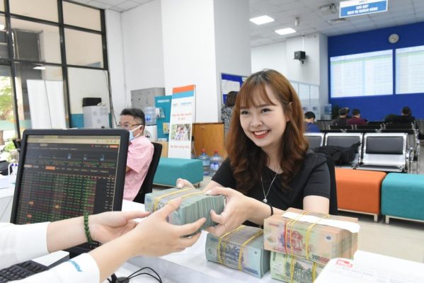 Giao dịch chứng khoán sáng 21/8: Dòng bank tiếp tục giúp thị trường "lên tầm cao mới"