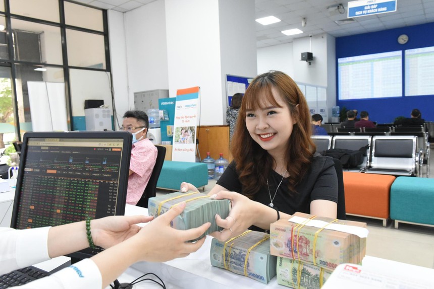 Giao dịch chứng khoán sáng 21/8: Dòng bank tiếp tục giúp thị trường "lên tầm cao mới"