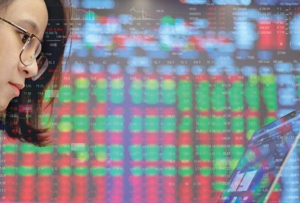 Dòng tiền lớn “xoay tua” nhóm trụ: Cơ hội hay bẫy kỳ vọng?