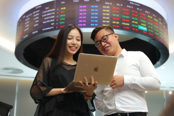 Giao dịch chứng khoán sáng 24/9: Cổ phiếu bất động sản khởi sắc