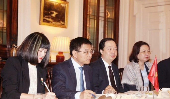 Đoàn công tác Bộ Tài chính tại buổi làm việc. Ảnh: Duy Thái.
