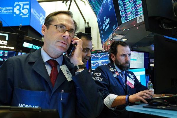 Giới đầu tư Phố Wall giao dịch chậm lại