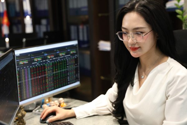 Giao dịch chứng khoán sáng 13/10: Sắc đỏ tràn ngập, cổ phiếu bất động sản khởi sắc
