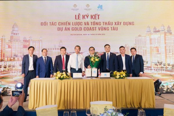Đại diện Ban Lãnh đạo Hòa Bình và Tập đoàn Gold Coast Holdings tại buổi ký kết.