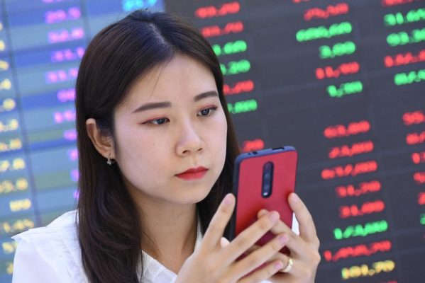 Giao dịch chứng khoán sáng 30/10: Bluechip "ép" thị trường, nhiều cổ phiếu vừa và nhỏ dậy sóng