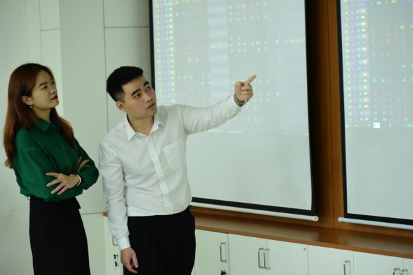 Bluechip giúp VN-Index lần đầu tiên vượt mốc 1.700 điểm