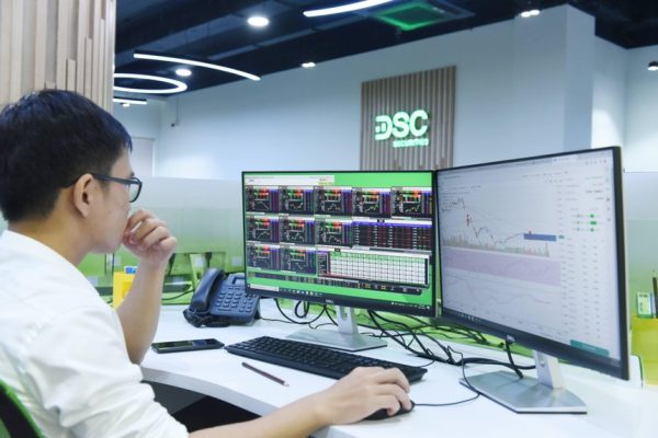 Giao dịch chứng khoán sáng 2/10: Thị trường "xanh vỏ đỏ lòng"