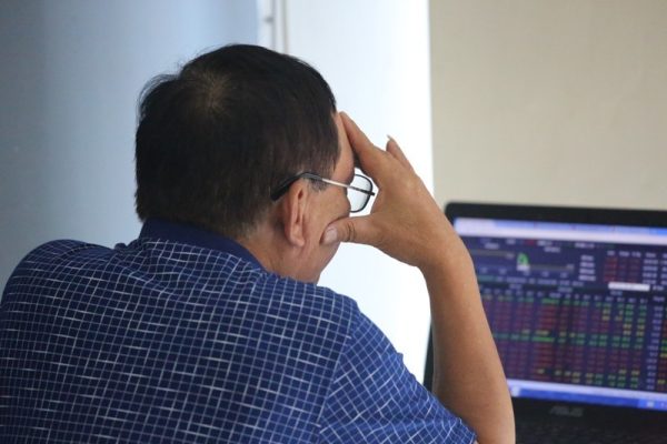 “Ngã nhẹ” dưới gánh trụ, VN-Index vẫn giữ nhịp quanh 1.758 điểm