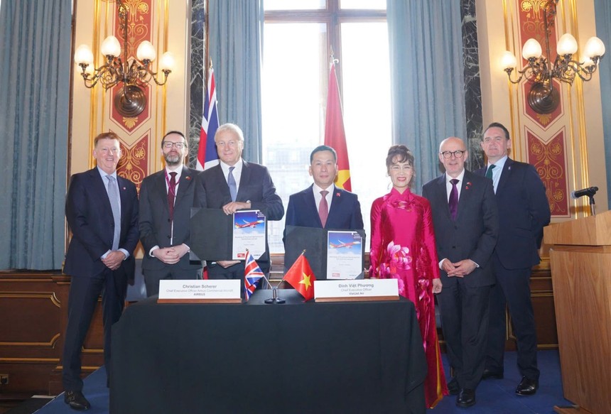 Tổng Giám đốc Vietjet Đinh Việt Phương (giữa, phải) và Tổng Giám đốc Airbus Commercial Christian Scherer ký kết hợp đồng đặt mua 100 tàu bay A321neo tại Bộ ngoại giao Anh với sự chứng kiến của Đại sứ Anh tại Việt Nam Iain Frew (thứ 2, trái), Đặc phái viên Thủ tướng Anh Matt Western (thứ 2, phải)
