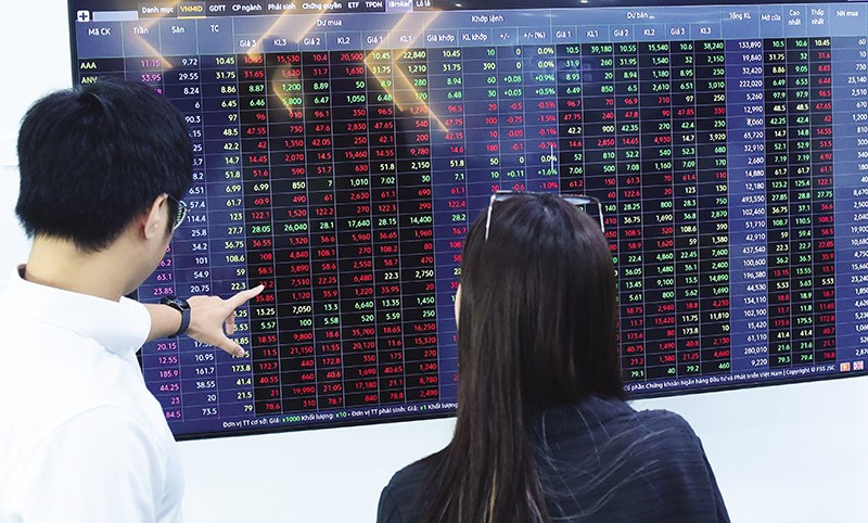 sua-luat-chung-khoan-go-trung-nut-that-giai-bai-toan-nang-hang1729008907-6874 Hồi hộp chờ nâng hạng…