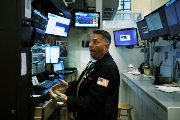 Giới đầu tư tự tin hơn khi mua cổ phiếu