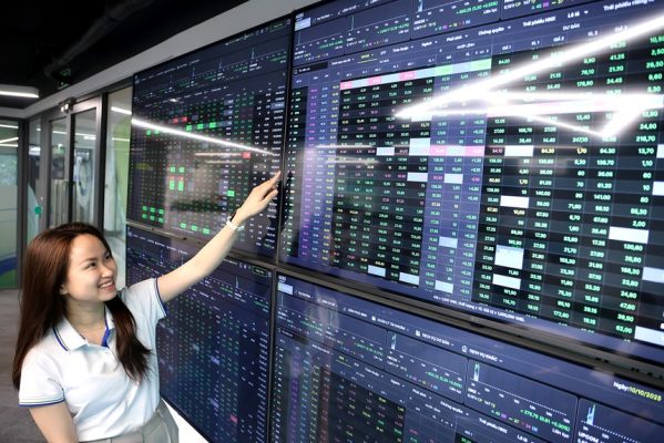 Chọn hàng trên nền kết quả kinh doanh quý III