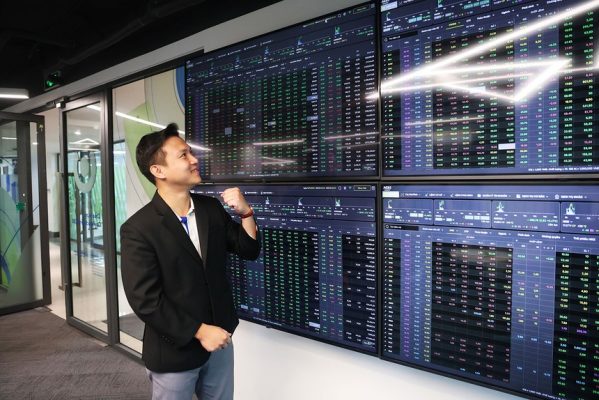 Trong những phiên thị trường chứng khoán điều chỉnh mạnh, dòng tiền bắt đáy các cổ phiếu có yếu tốt cơ bản tốt khá tích cực