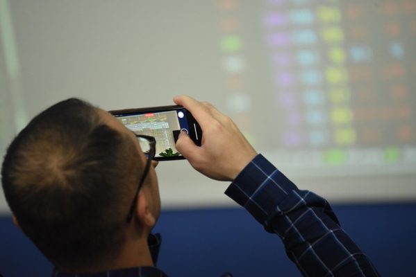 Giao dịch chứng khoán sáng 27/10: Cổ phiếu chứng khoán hồi phục, thị trường thu hẹp đà giảm