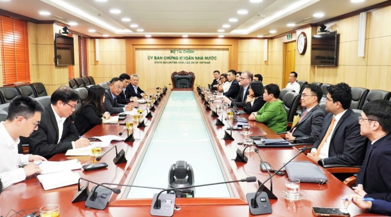 dam-bao-thi-truong-chung-khoan-duoc-nang-hang-theo-dung-ke-hoach1761814322-7911-1 Toàn cảnh buổi làm việc. Nguồn: SSC