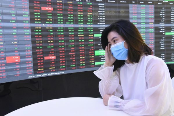 Giao dịch chứng khoán sáng 22/10: Bluechip gia tăng sức ép, VN-Index quay đầu giảm