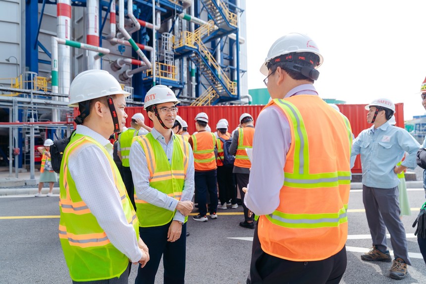 Các nhà đầu tư, chuyên gia tham quan Nhà máy điện Nhơn Trạch 3&4
