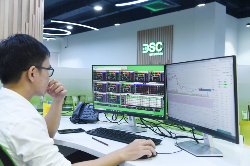 Thận trọng nhưng không bỏ cơ hội