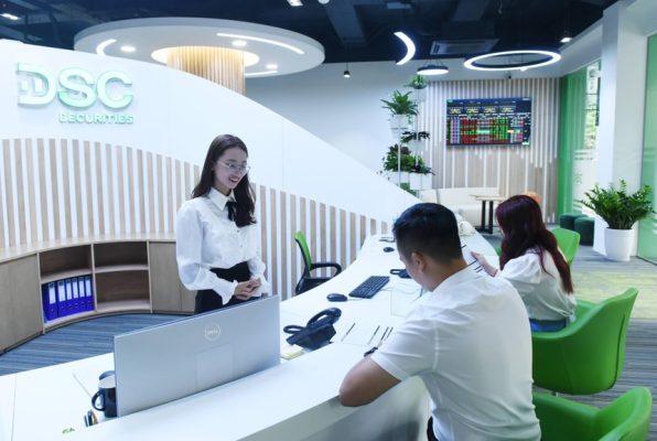 VN-Index vượt qua biến động